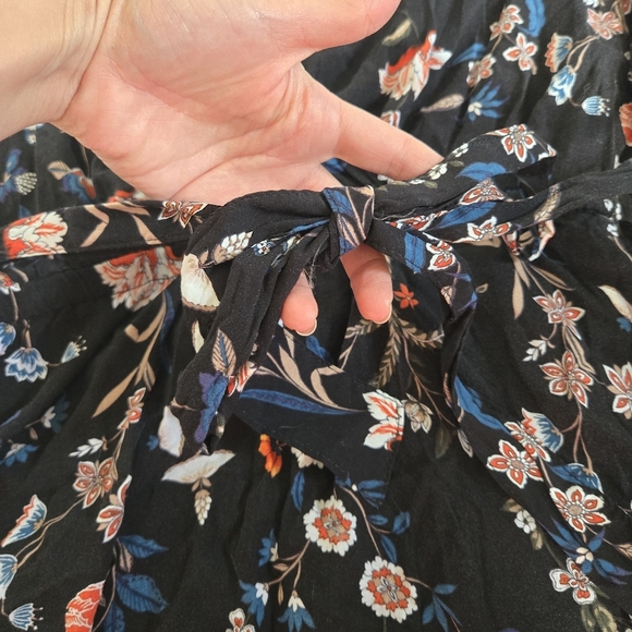 Torrid black and floral stretch waist with tie flutter sleeves sz 1X - Picture 4 of 5